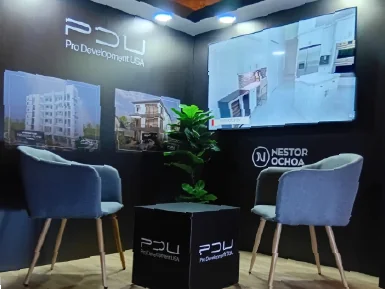 Fotografía de una activación de marca presencial BTL con elementos de diseño a gran escala e interacción en vivo.