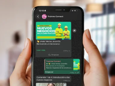 Mockup interactivo de un chat de WhatsApp corporativo entregando una cápsula en video y desplegando preguntas de selección múltiple.